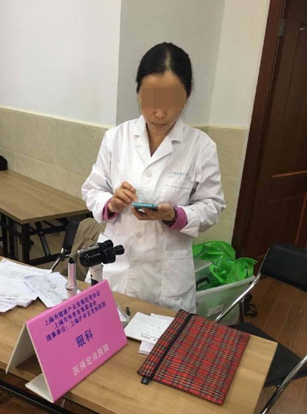 白大褂男子相片