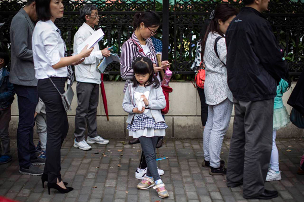 2015年5月7日，上海，一位女孩正在排队等候进校，参加幼升小面试。 本文图片均来自澎湃新闻记者 杨深来