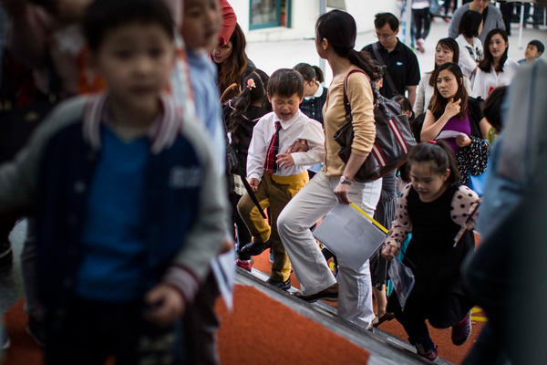 2016年5月7日，上海，孩子们在家长的陪同下进入学校参加参加幼升小面试。