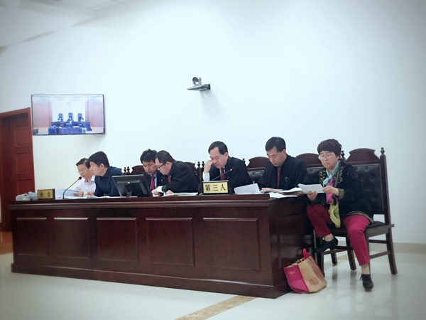 5月13日,哈尔滨小岭水泥公司告环保部案休庭,环保部方针法规司副处长季林云及署理律师出庭应诉。 本文图像均来自磅礴新闻记者 刁凡超