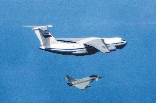 英国台风战斗机(下)在波罗的海上空,紧跟着上方的俄罗斯伊尔-76运输机