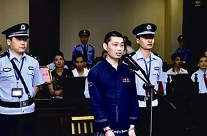 原告人范某在庭审现场