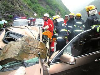 事发108国道周至县陈河段,开车女子被山石击中身亡,后座的老婆和1岁半女儿重伤