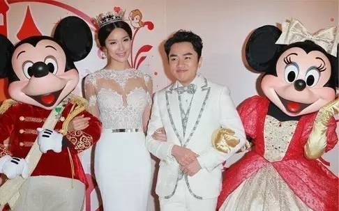 上图为王祖蓝和李亚男在香港迪士尼举办婚礼