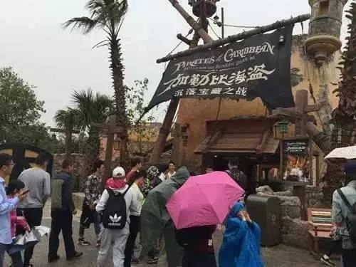 “明日世界”区域则是林另一番景象,各种惊险刺激的项目在等你探索,尤其是“创极速光轮”,这是全球迪士尼乐园中速度最快的过山车之一!