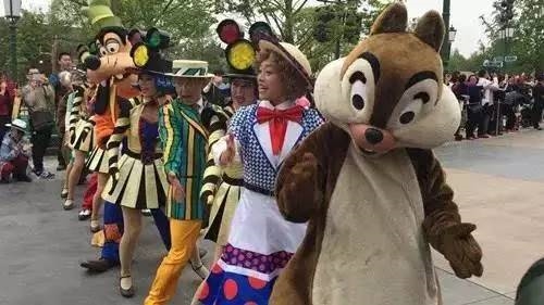 去一趟上海迪士尼 你得准备多少银子?