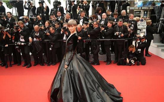 李宇春穿黑天鹅装走戛纳红毯 被评选为最佳着装-搜狐娱乐
