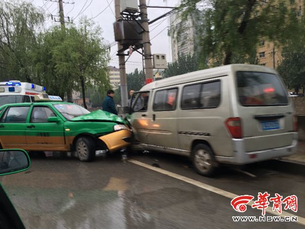 突发|延安市场沟 出租车越道和私家车撞个满怀(组图)