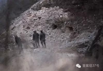 平谷金海湖镇将军关村金山，私采金矿的工人推着独轮车从矿洞中走出。