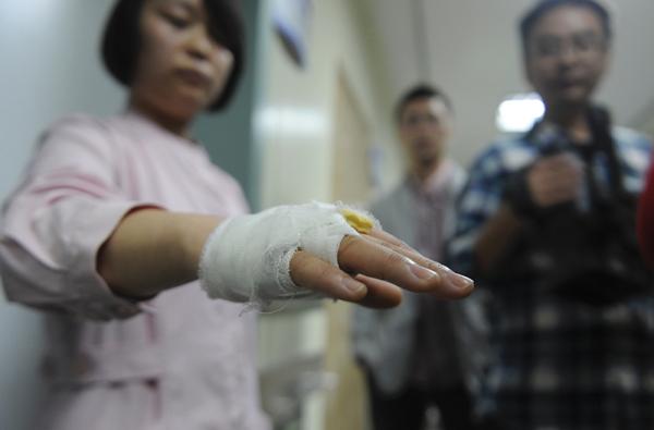 2014年3月29日，西安市第四医院儿科输液室，只因护士没有扎好针，家长便暴打护士。劝架的护士手上缠上了纱布 。 东方IC 资料