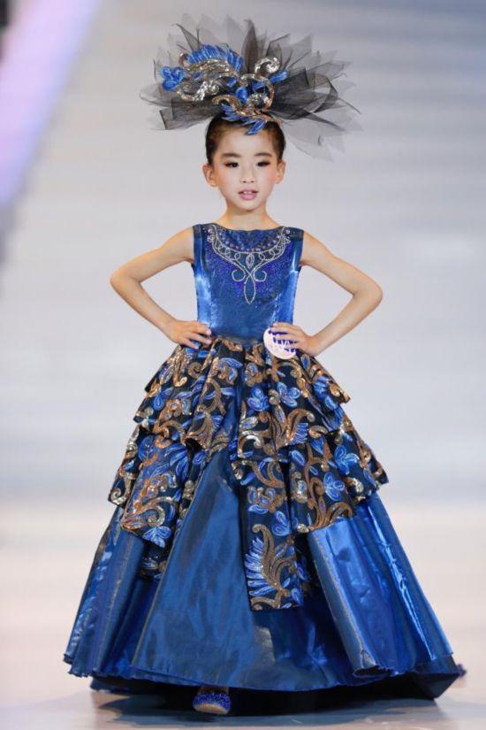 少儿时装秀2020青岛国际时装周儿童少儿模特时装周图片少儿模特陈梓琪