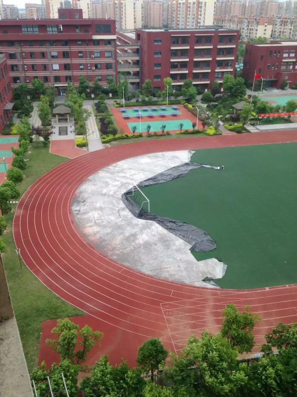 南京一学校操场人造草坪被妖风吹翻