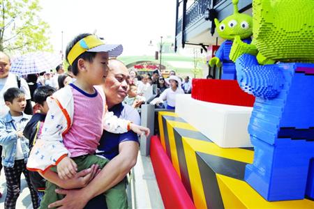 迪士尼小镇热闹非凡 /晨报记者 殷立勤