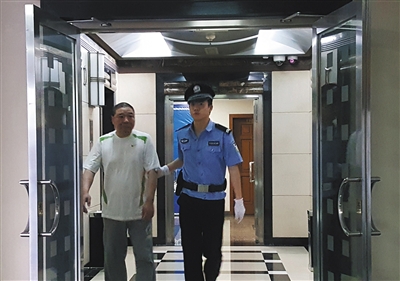 昨天上午,张亮被带入法庭,二中院以非国度作业人员纳贿罪终审讯处其有期徒刑3年半。新京报记者 李禹潼 摄