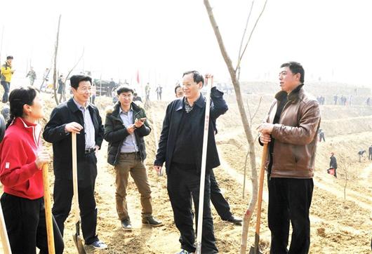 农村新报讯 图为:省林业厅长刘新池(右二)、黄