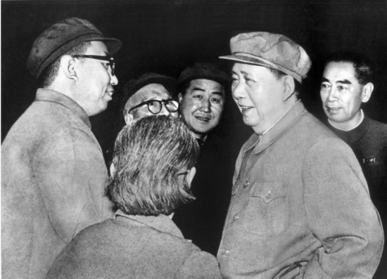 原文配图:1968年10月1日,毛泽东、周恩来与华