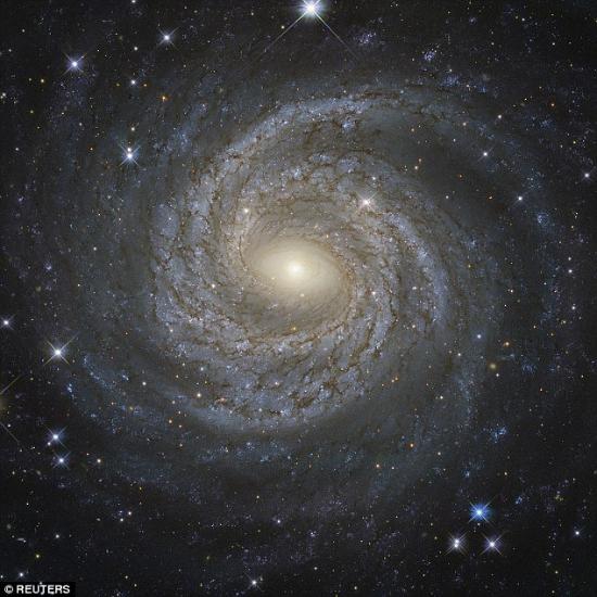 科学家怀疑ngc6814螺旋星系存在着巨大黑洞,质量约为太阳黑洞的1800