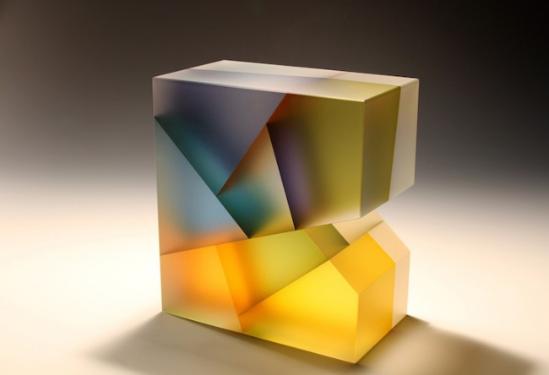 受自己所迷恋的细胞分裂的启发，艺术家 Jiyong Lee 通过切割、层压、雕刻和提炼，使用固体玻璃创造这个名为「分裂／Segmentation」的玻璃雕塑系列。作品包括了透明和半透明的玻璃，对艺术家来说，这是作为已知和未知的生命科学的完美隐喻 ，而分割的几何形状则代表细胞、胚胎生物和分子结构——即生命的基石与起点 ，独特而半透明的玻璃面展现了细胞的神秘气质。简单、而又复杂。