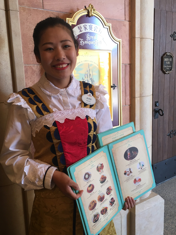 皇家宴会厅(位于奇幻童话城堡)属高级餐厅,提供点餐式服务。 本文图片均来自澎湃新闻记者 臧鸣