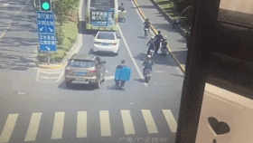 圖說:劉某車后裝載的快遞貨品箱帶倒了另外一輛失常行駛的非靈活車,形成該車車主劉密斯倒地不起。虹口警方 圖