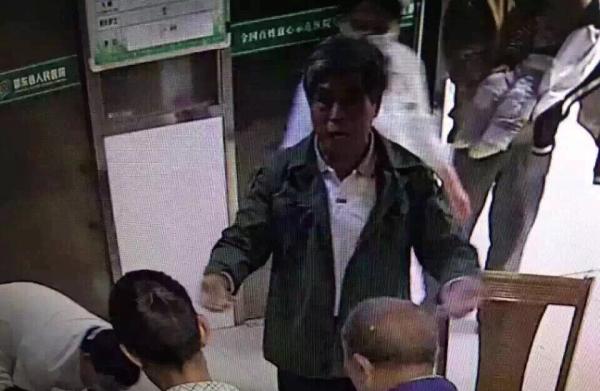 监控中拍到的两位涉嫌行凶的病人