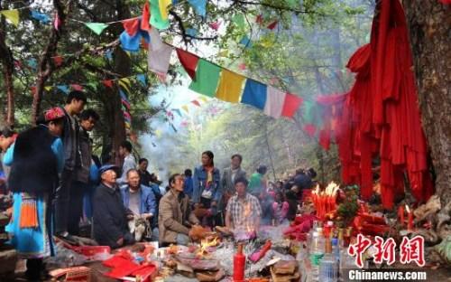 四川茂县羌族群众举行感恩节祭祀活动(组图)