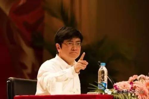 掌声与嘘声中的孤单校长 |郑强和他的贵州大学