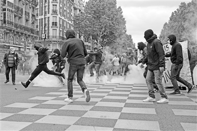 抗议劳动法改革 法国示威者与警方街头互殴(图