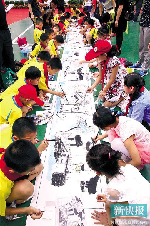 昨日,广州市荔湾区何香凝小学举行了“纪念何香凝先生诞辰138周年”暨第五届文化节活动,学生们现场挥毫作画,创作14条9.9米长画卷,场面蔚为壮观。