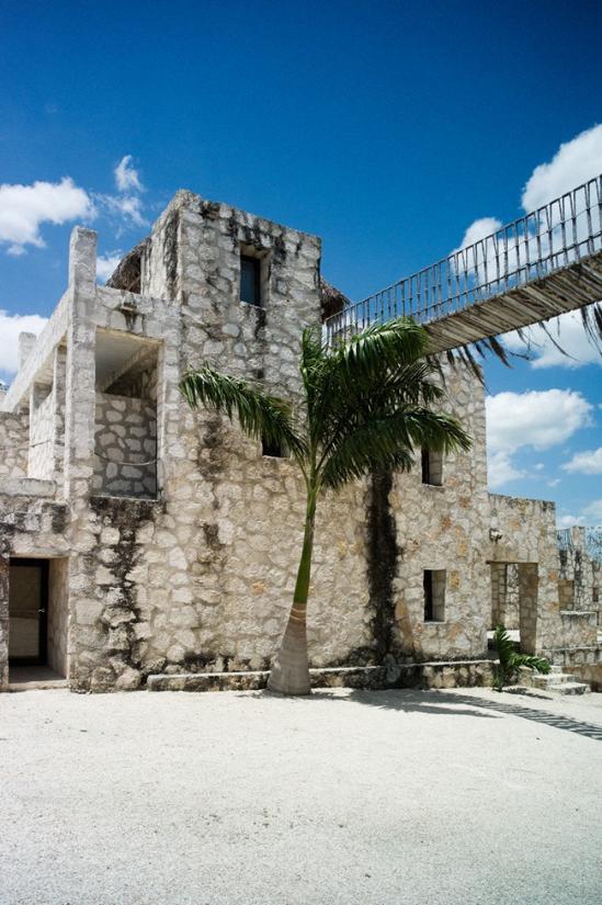 位于墨西哥东南部的尤卡坦半岛，景观建筑师Nicolas Malleville和妻子Francesca Bonato开设了这家名为Coqui Coqui的酒店。沿用殖民时期石头垒建的建筑，斑驳的墙面、威尼斯灰泥墙和大理石浴室散发质朴的古老气息 ，在完好的保持了这种优雅的同时，室内设计和布置融入了当地的一些传统物件、充满活力的都市风情和墨西哥文化等。周围的环境，比如不远处宁静的白色沙滩、带着清香的成片椰子林、和拥有各色植物的热带树林等为则为户外休闲创建了完美的体验。