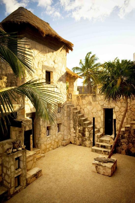 位于墨西哥东南部的尤卡坦半岛，景观建筑师Nicolas Malleville和妻子Francesca Bonato开设了这家名为Coqui Coqui的酒店。沿用殖民时期石头垒建的建筑，斑驳的墙面、威尼斯灰泥墙和大理石浴室散发质朴的古老气息 ，在完好的保持了这种优雅的同时，室内设计和布置融入了当地的一些传统物件、充满活力的都市风情和墨西哥文化等。周围的环境，比如不远处宁静的白色沙滩、带着清香的成片椰子林、和拥有各色植物的热带树林等为则为户外休闲创建了完美的体验。