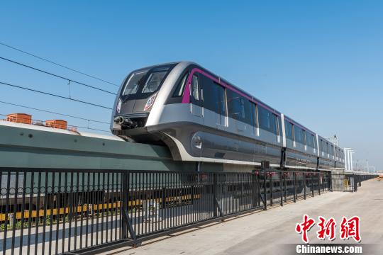 中国自主研制的首列永磁跨座式单轨列车外观。 中车青岛四方提供 摄