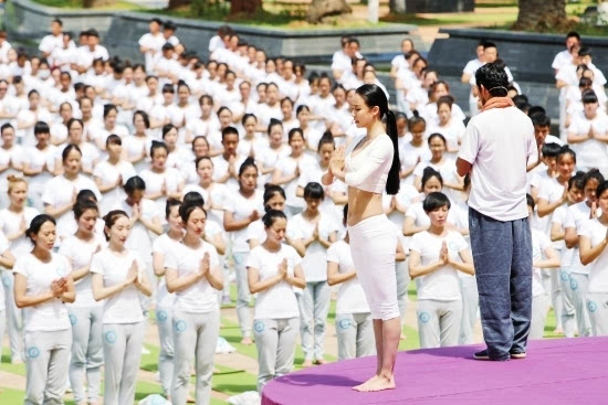 印度瑜伽图片大全中印瑜伽大会 从云南楚雄走出去的瑜伽女神美呆了