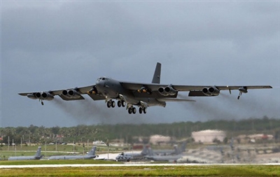 美军b-52轰炸机关岛坠毁 7年前曾坠毁6人丧生