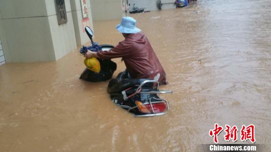 广东信宜市多地水灾严重 水库告急泄洪(图)