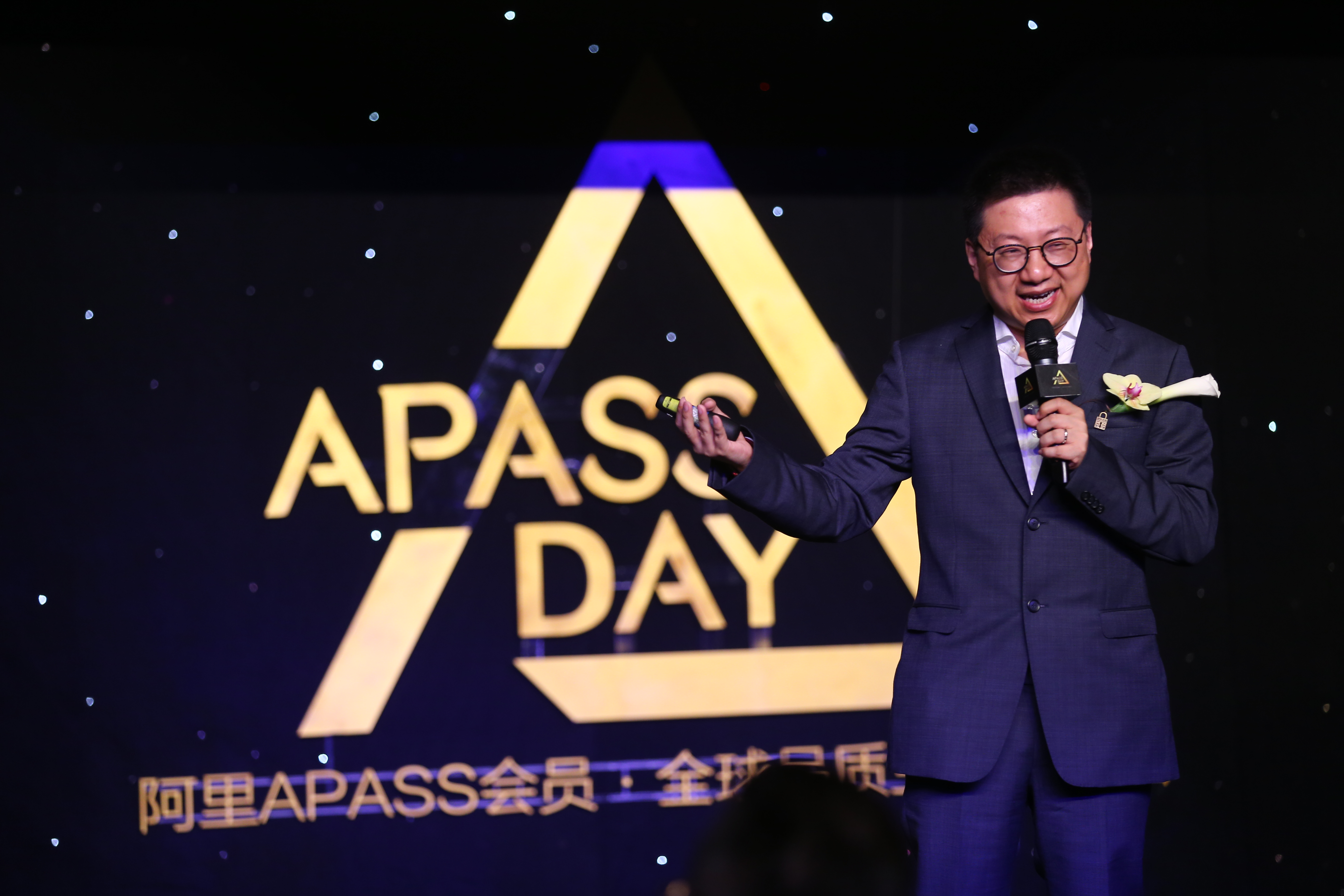 阿里巴巴集团APASS负责人汪海在活动现场与APASS们开心互动