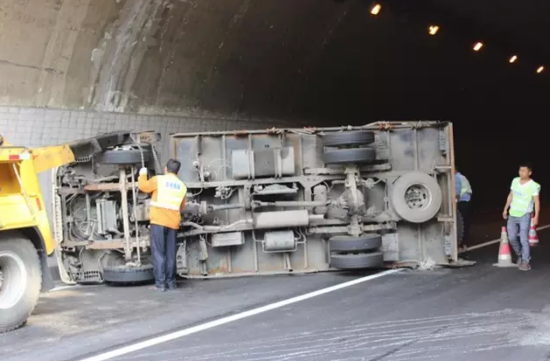 一辆大型货车高速路隧道失去重心致翻车(组图