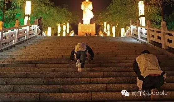 毛坦厂中学内,两名高三应届女生,一阶一磕头,祷告“名列前茅”。数百级多级台阶,叩了约莫一个小时。