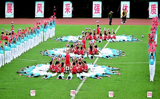 【图】图文:小学生上演另类团体操,运动会团体