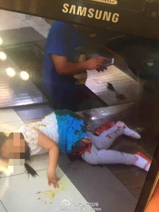 北京复兴门百盛商场小姑娘掉进滚梯踏板 已被救出(组图)