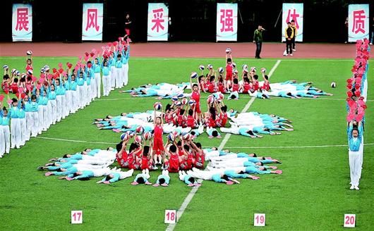 区中小学生田径运动会的开幕式上,6个别具一格的大型团体操节目表演