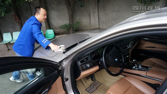 成都兰徒弟是 341 路公交车的老司机。他从前做运送买卖发迹,工作有成,小我领有 3 套豪宅和一辆代价不菲的名驹顶级豪车。完毕外埠买卖回到成都当前,听说,他仅凭每个月收租,就能让一家老少过上富裕的生计。家道好,却不想好逸恶劳,以是跑起了公交车!而且,一干那是八年。