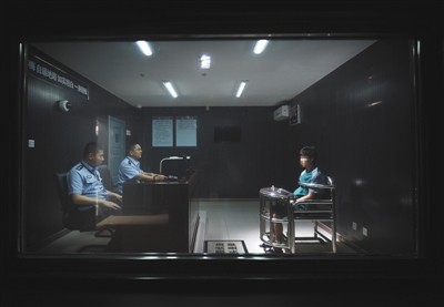 5月6日,海淀公循分局法律办案办理中心,两位民警正在询问一位怀疑人。该核心作为试点,探务理论会合审理、全程闭环、全程监视的法律办案新形式。