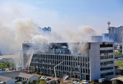 郑州一精密设备厂爆炸引燃服装厂 已致6死7伤