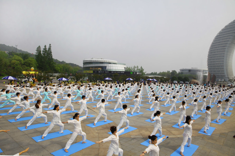 湖州市第三节市民运动会,千人瑜伽在南大湖举办.