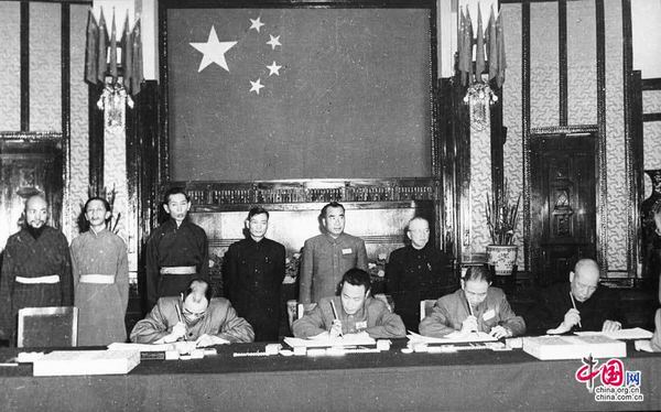 中央人民政府全權代表和西藏地方政府全權代表舉行關于和平解決西藏辦法的協議簽字儀式。圖片來源:CFP
