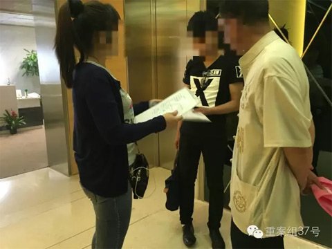 “中财聚赢”事务员和出资者磋商催讨出资事件。 新京报记者 曾金秋 摄
