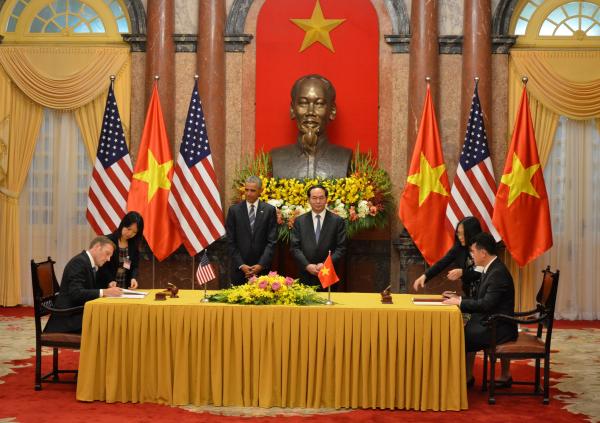 5月23日，在越南首都河内，越南国家主席陈大光（后排右）与美国总统奥巴马（后排左）出席双方签字仪式。新华社记者闫建华摄