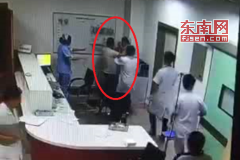 据监控卡录相显现,在护士站墙角张某用双手掐住值班护士小丹的脖子。