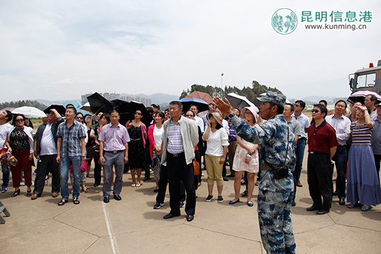 昆明市级机关工委与空军95526部队联合举办国防教育体验日活动(组图)